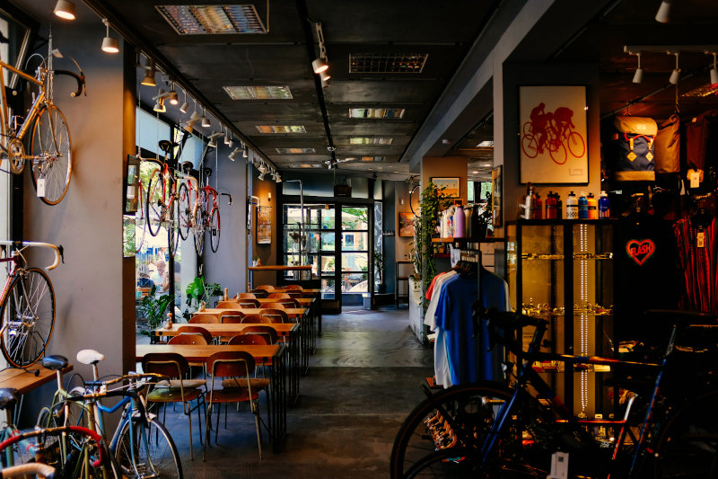 Fahrrad Coffeeshop mit verschiedensten Fahrrädern