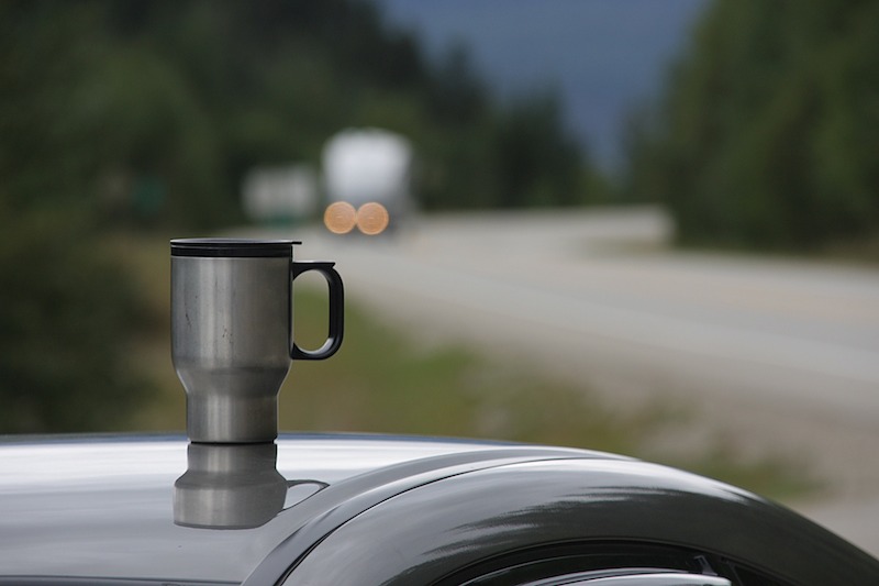 Isolierbecher steht auf Auto