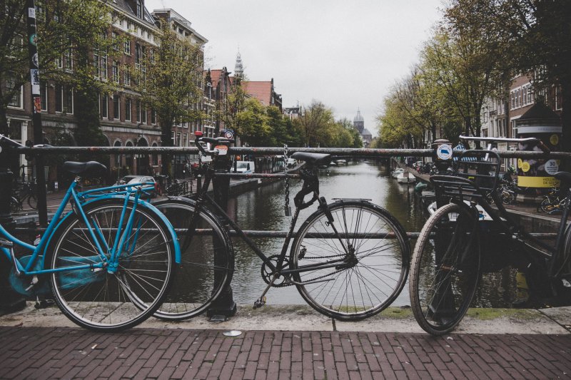 Fahrrad mit Kettenschloss an Brücke abgesperrt