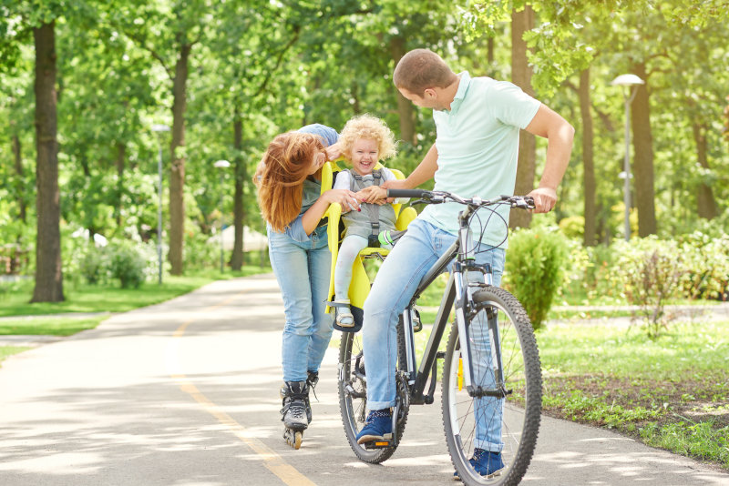 Kind in Kinderfahrradsitz mit der Familie