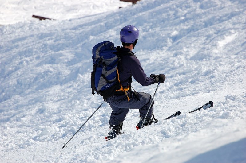 Mann mit Skitouren-Rucksack