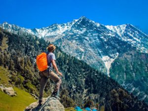 Mann mit Trekkinghose in den Bergen