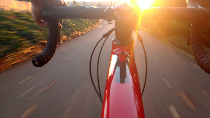 Schnell fahrendes E-Bike Faltrad auf einer Landstraße.