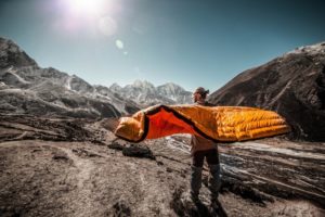 Mann mit Schlafsack in der Hand