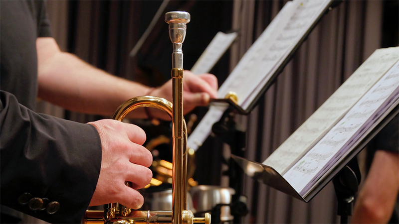 Notenständer eines Trompetenspielers im Orchester