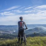 Mountainbikefahrer mit Mountanbike Rucksack in den Bergen