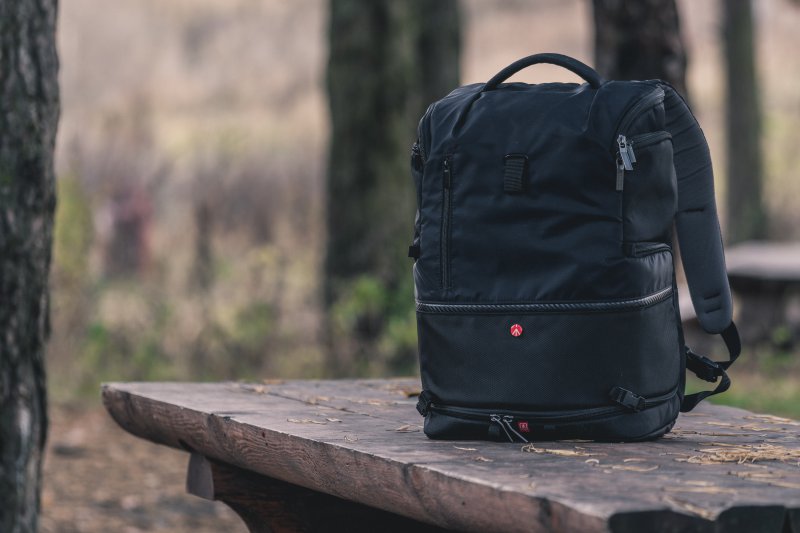 Schwarzer Rucksack im Wald