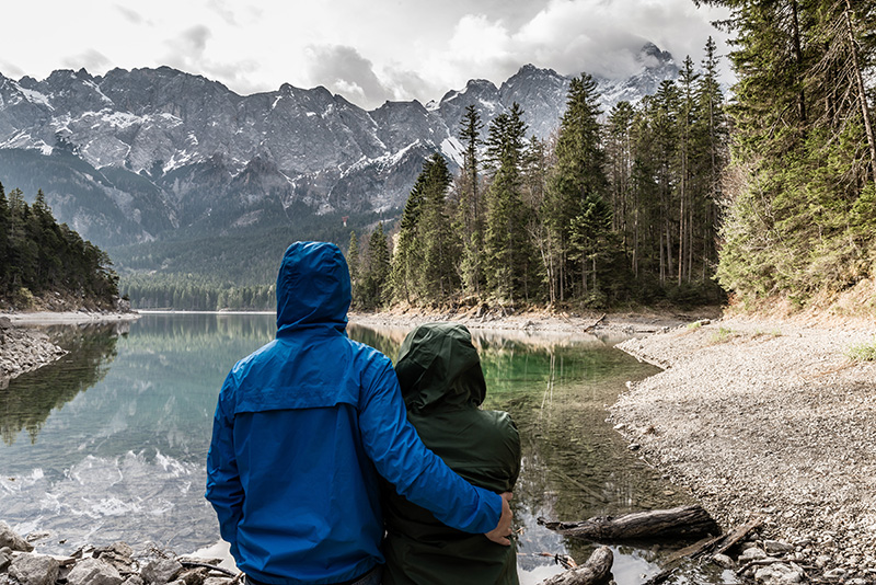 Personen in der Natur mit Regenkleidung