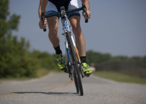 Radfahrer mit Klickschuhen auf Rennrad