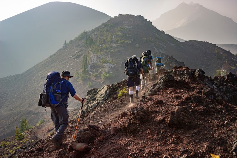 Eine Gruppe von Menschen beim Wandern 