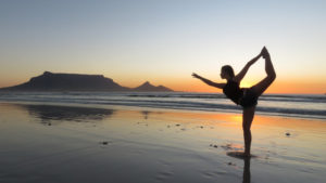 Yoga-Pose am weiten Strand