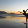 Yoga-Pose am weiten Strand