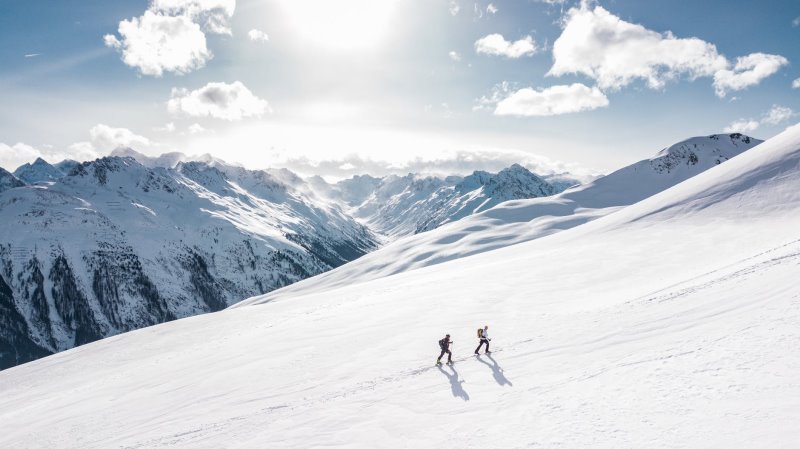 Zwei Menschen sind auf Skitouring