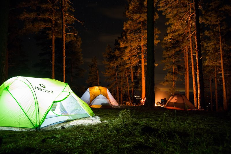 Camp im Wald bei Nacht