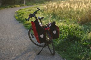 Fahrrad mit Gepäckträgertasche