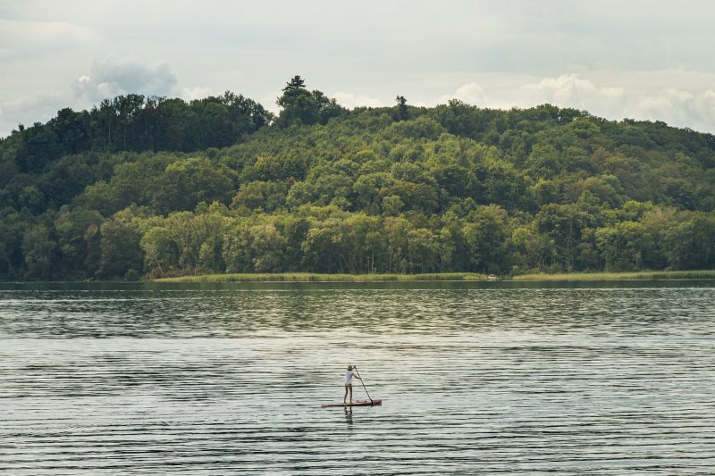 Stand Up Paddler auf einem großen See