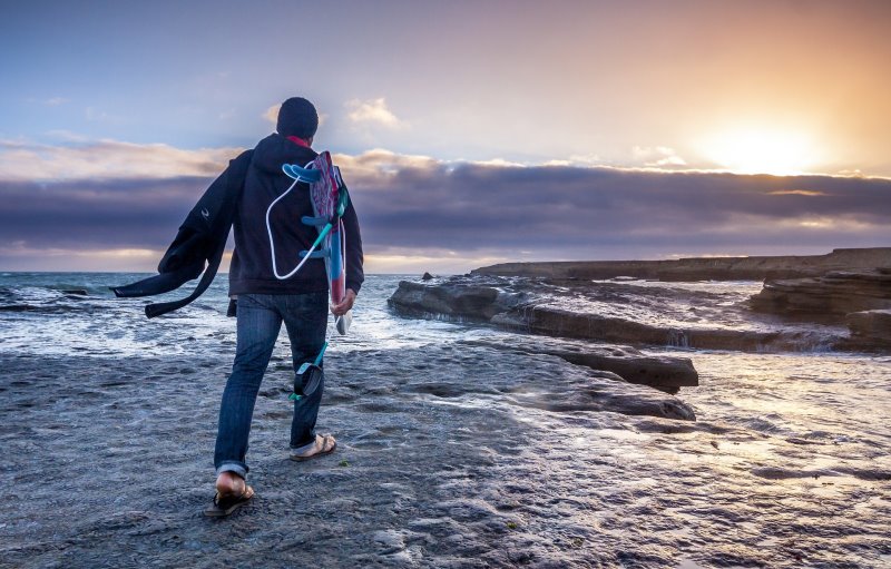 Surfer am Meer trägt Neoprenmütze