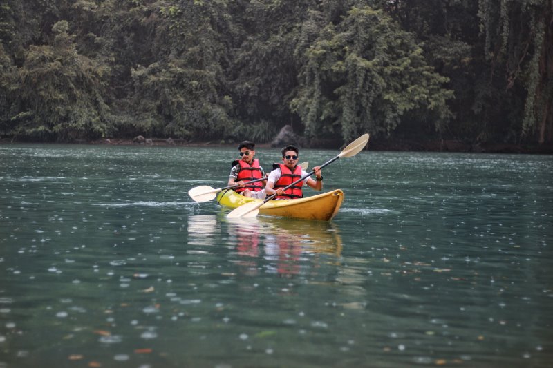 Kajakfahrer mit Schwimmwesten