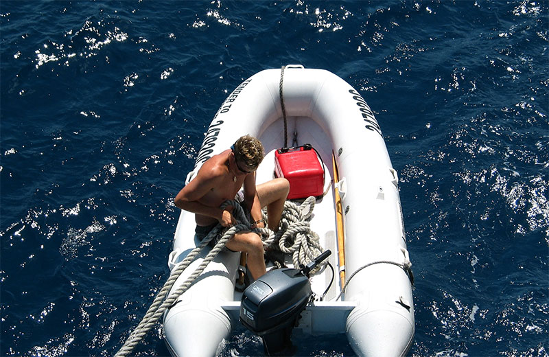 Mann mit Schlauchboot im Meer