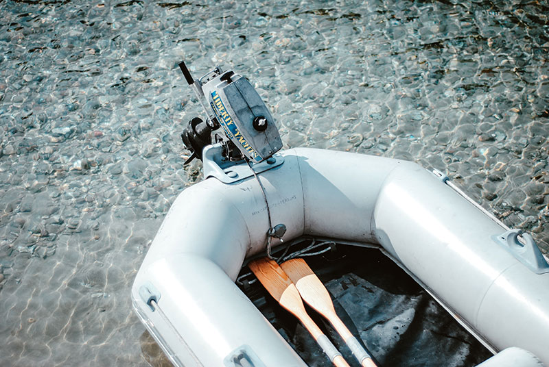 Schlauchboot mit zwei Paddeln im Wasser