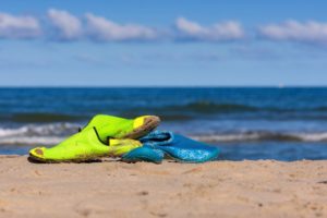 Neoprenschuhe am Strand