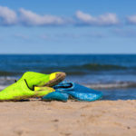 Badeschuhe trocknen in der Sonne am Strand