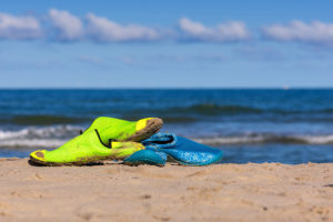 Badeschuhe trocknen in der Sonne am Strand