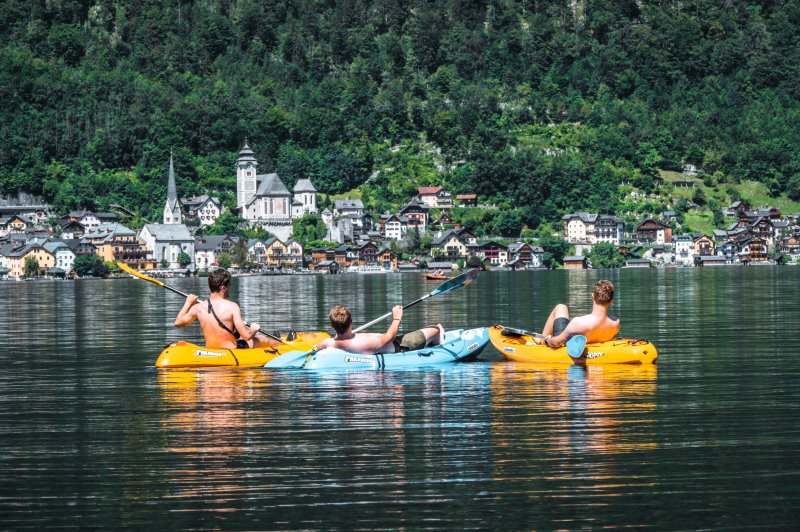 Einer Kajak fahren auf einem See 