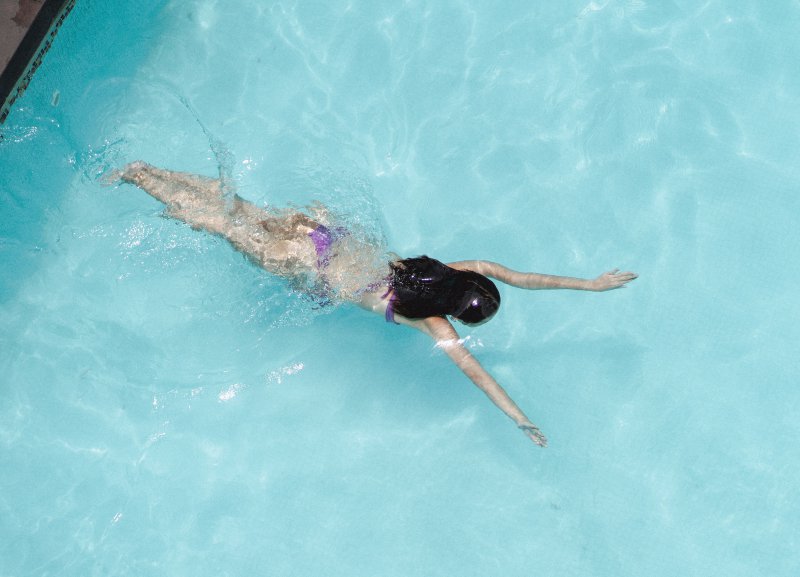 Frau am Tauchen im einem Schwimmbecken 