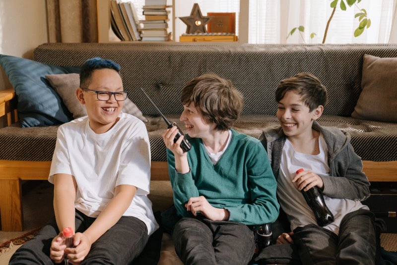 Kinder spielen im Wohnzimmer mit einem Funkgerät