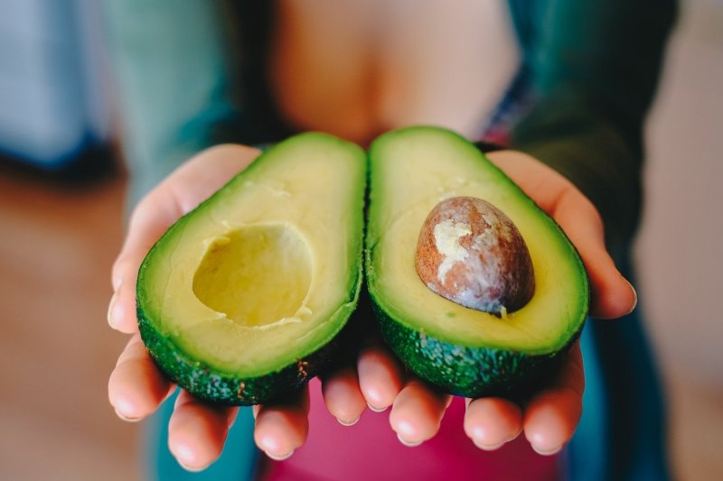 Geschnittene Avocado, um gesund zuzunehmen