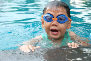 Junge mit blau/orangener Schwimmbrille