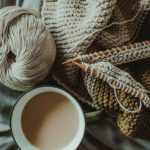 Kaffeetasse, Stricknadel und Wolle