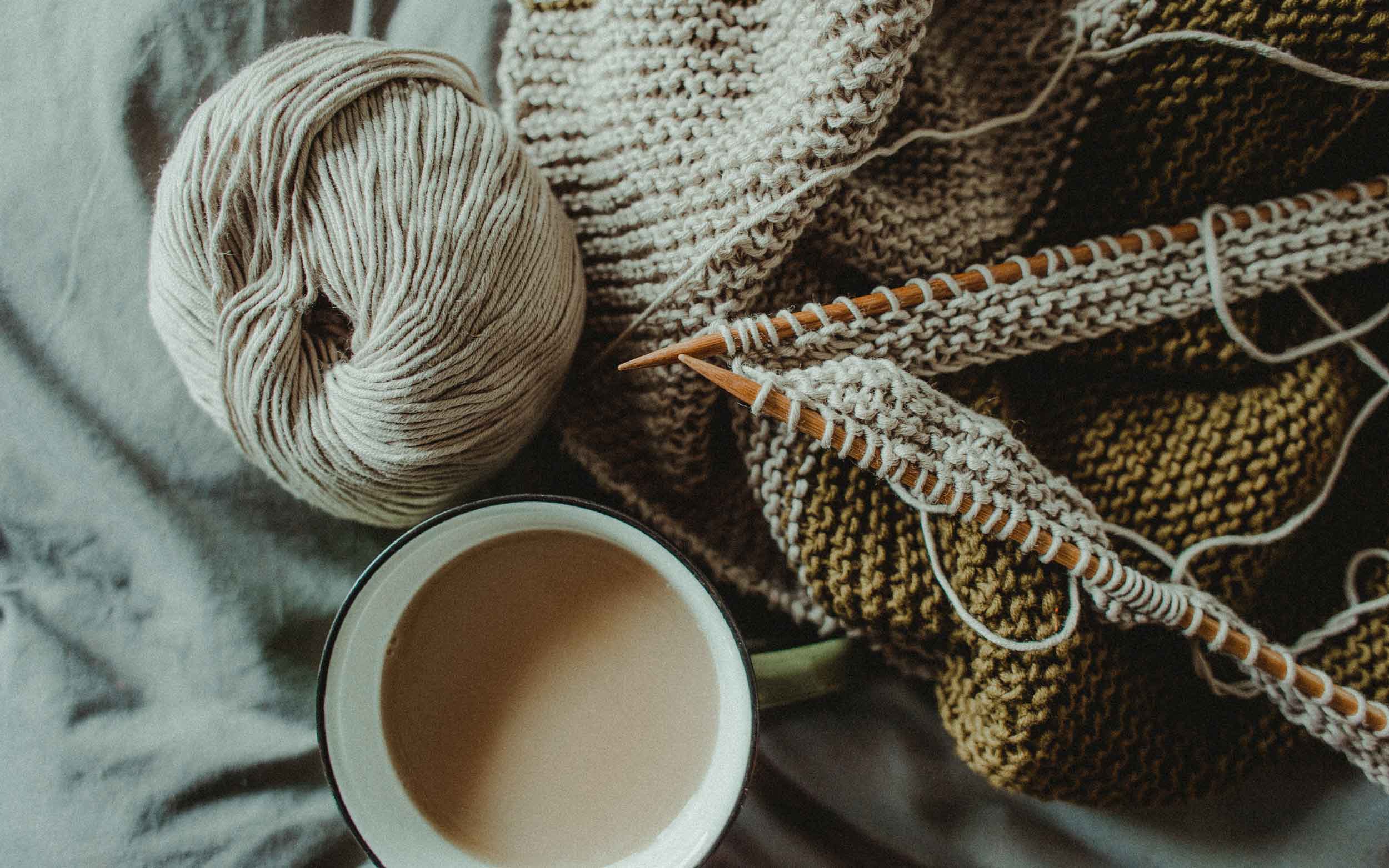 Kaffeetasse, Stricknadel und Wolle