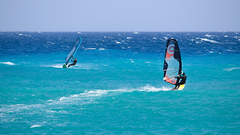 Neoprenanzug beim Windsurfing