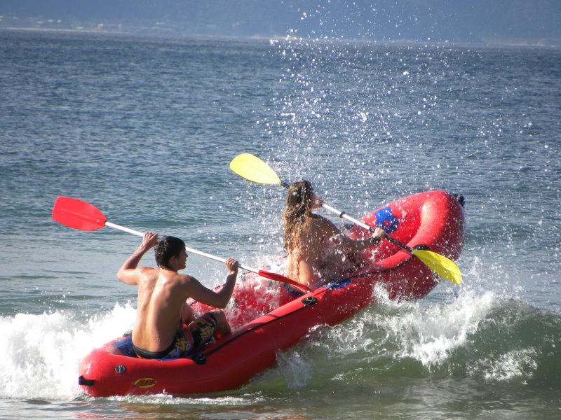 Schlauchboot mit zwei Paddlern