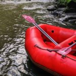 Schlauchboot mit Paddel