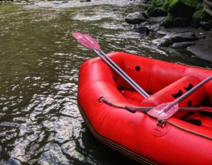 Schlauchboot mit Paddel