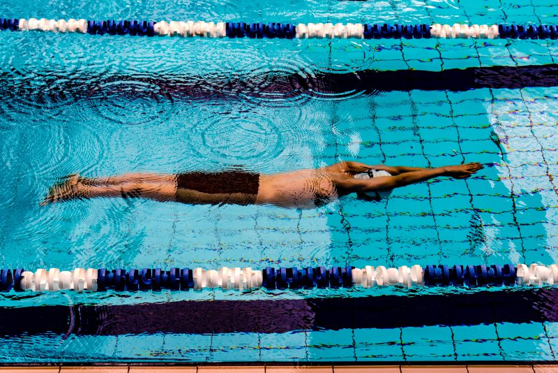 Schwimmer macht Tauchübungen 