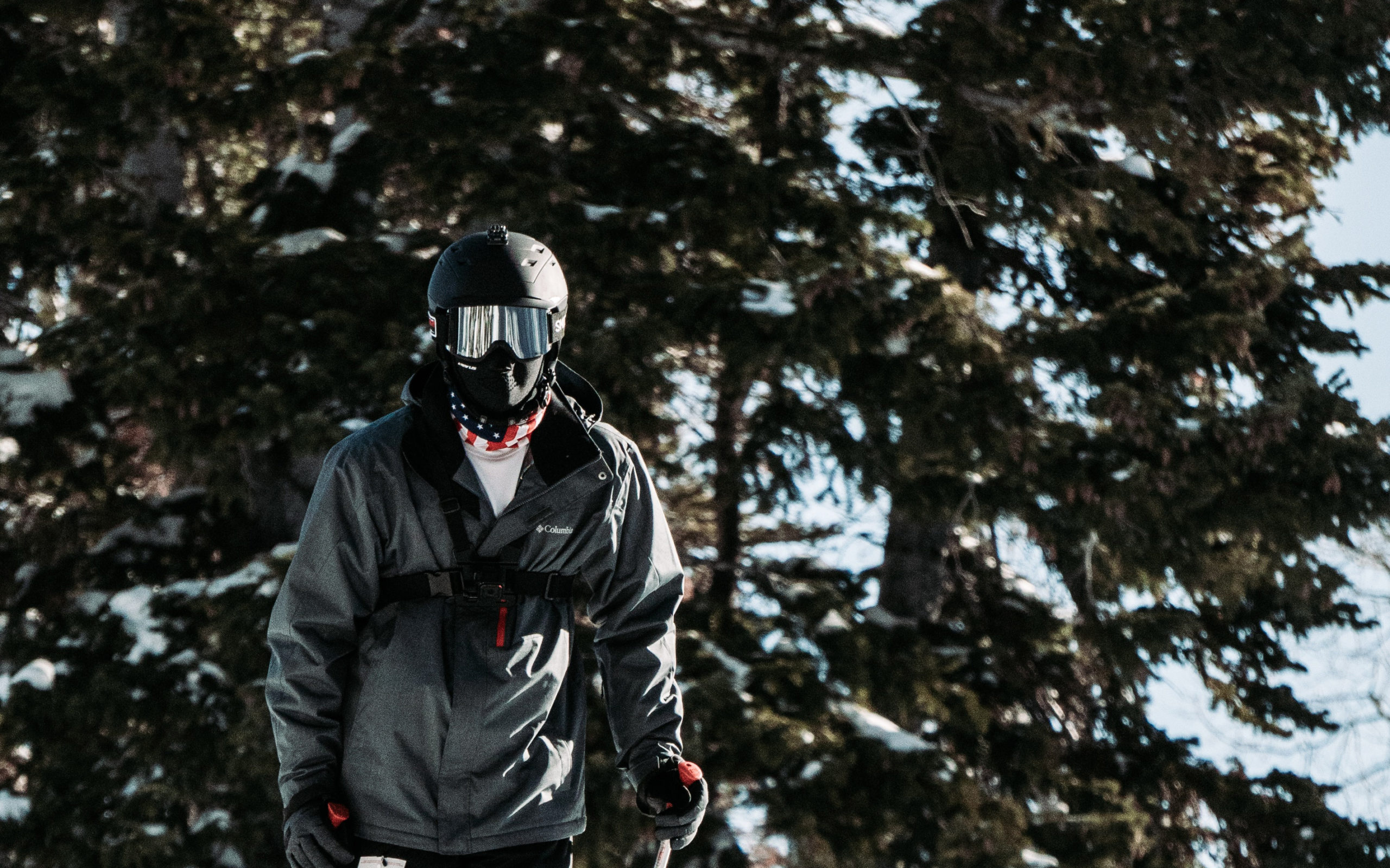 Ein Skifahrer, der ein Multifunktionstuch trägt