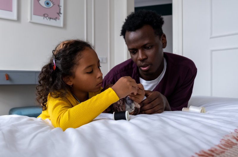 Handarbeit eignet sich für Kinder. Sie lernen sticken anhand passender Stichsets.