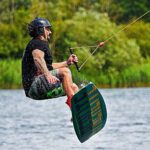 Wassersporthelm beim Wakeboarden