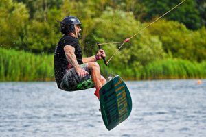 Wassersporthelm beim Wakeboarden