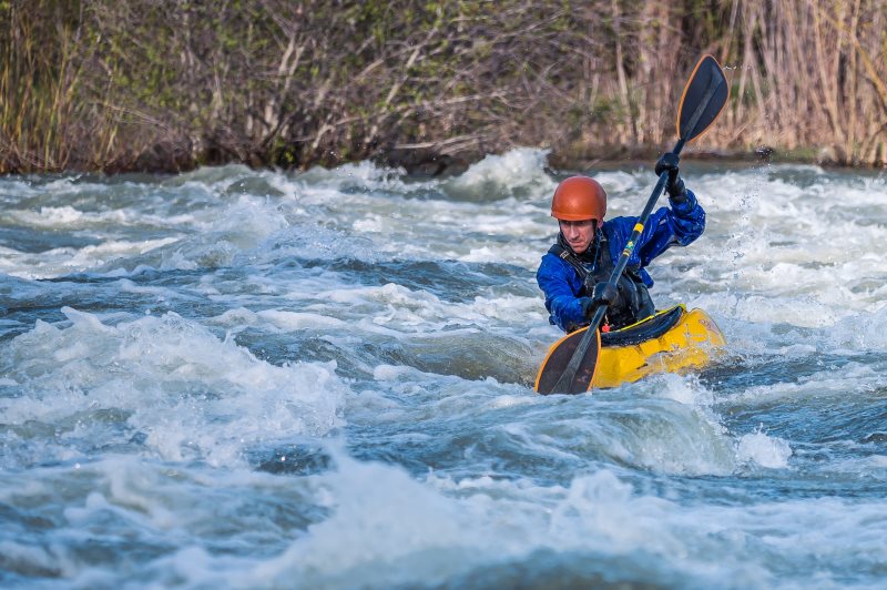 Wassersporthelm beim Kajakfahren