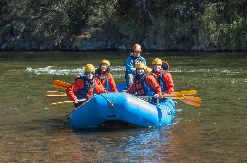 Wildwasserpaddler in einem Schlauchboot