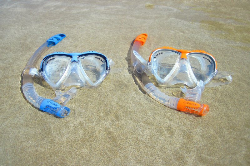 Schnorchelmasken mit dem passenden Schnorchel. Vor dem Kauf solltest Du am Besten testen, ob das Equipment auch richtig sitzt.