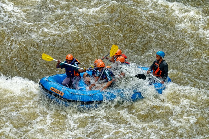 Paddler in Paddelhosen beim Wildwasser Rafting