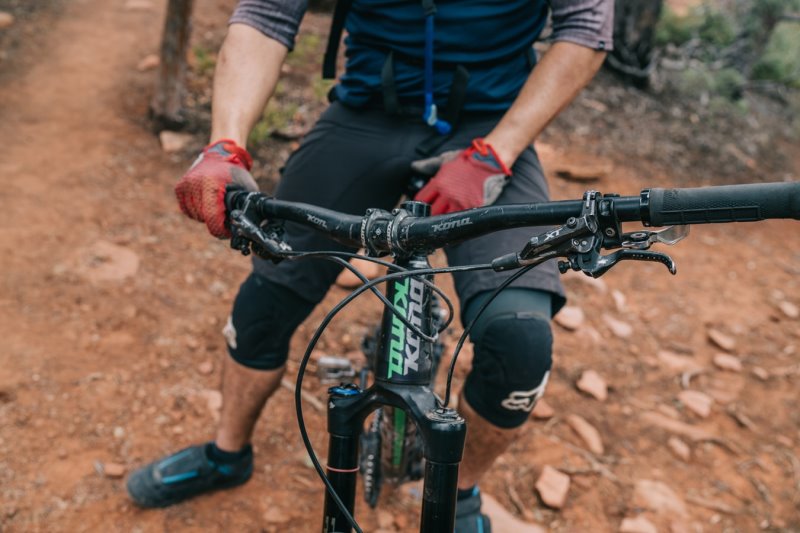 Ein Fahrradfahrer auf einem Mountainbike mit Schutzausrüstung für seine Tour im Fahrradtourismus