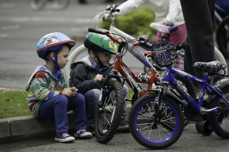 Zwei Kinder machen vom Radfahren eine Pause