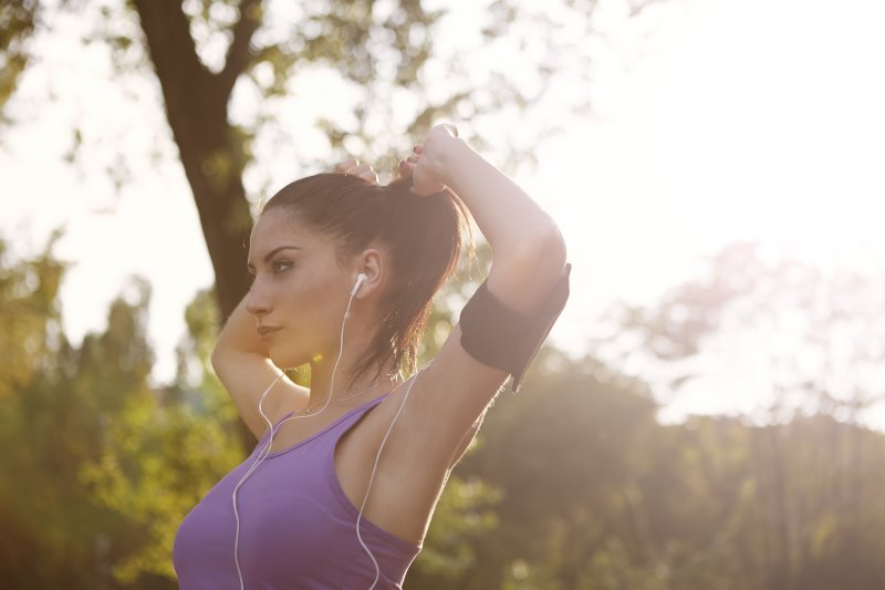 Frau macht sich einen Zopf vor dem Jogging